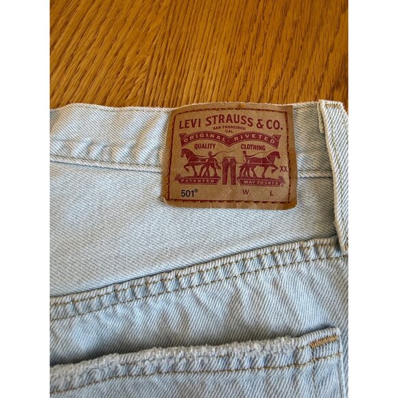 Levi's 501 Light Wash Button Fly Raw Hem Denim Jean Shorts Size 29 Waist / Size - Picture 4 of 7